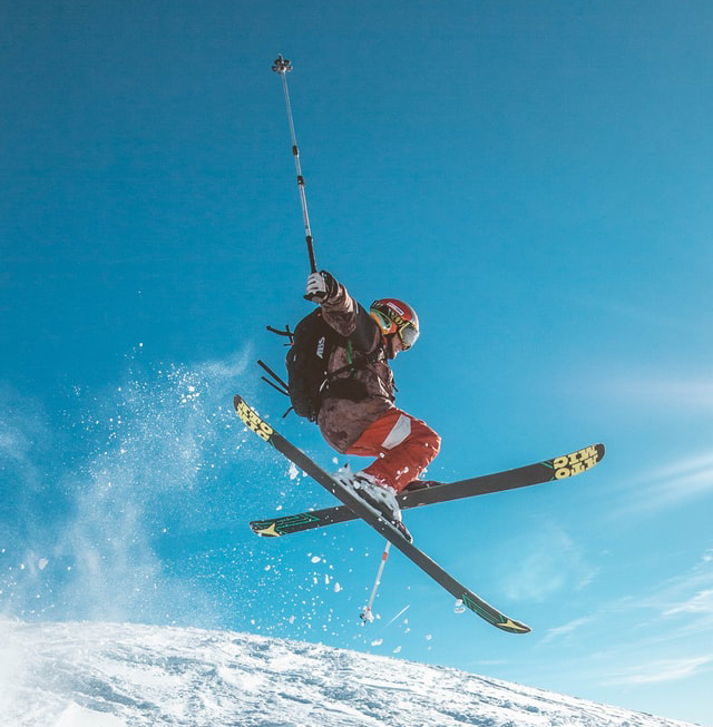 Sports man skiing